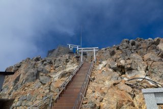 山頂へ続く階段