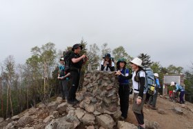 山頂にて景色を確認中