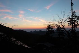 雲取山荘前で日の出待ち