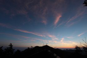 雲取山荘前で日の出待ち