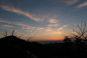 雲取山荘前で日の出待ち