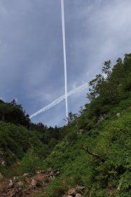 一ノ沢上空にかかる交差した飛行機雲