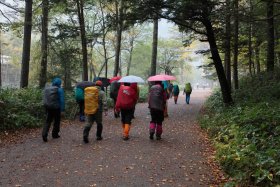 小雨の中、出発