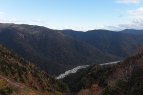 パノラマコースの尾根から見る梓川