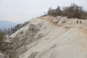 賑わう山頂へ向けて