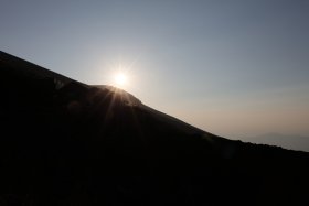 宝永山に登る朝日