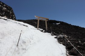 山頂手前の鳥居