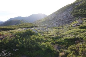 朝日に照らされる山肌