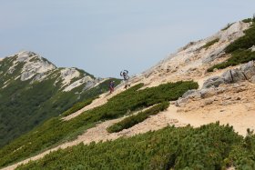 燕岳をバックに