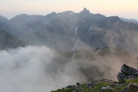 夕闇がせまる槍ヶ岳