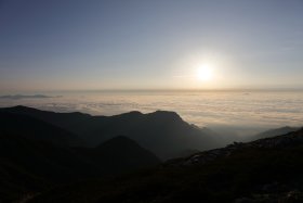 朝日に照らされる雲海