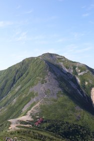 常念小屋と常念岳