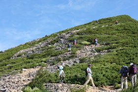 賑わう登山道