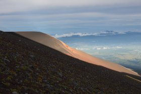 影に隠れる宝永山