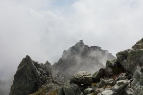 霧に包まれる雄山