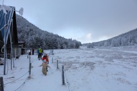 縞枯山荘前