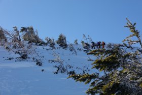 斜面を登る登山者