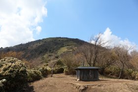 あずま屋から見上げる竜ヶ岳