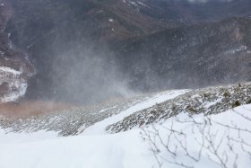 強風に巻き上げられる雪