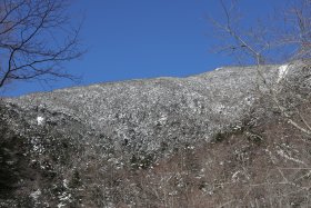 稜線の雪は少な目