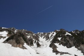 雪山と青空と飛行機雲