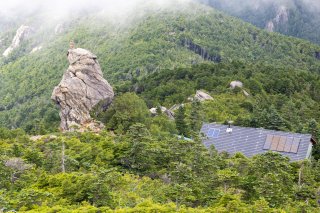 金峰山小屋と岩