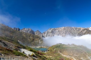 月と紅葉と唐松岳と八方池