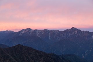 朝焼けの中の剱岳と立山